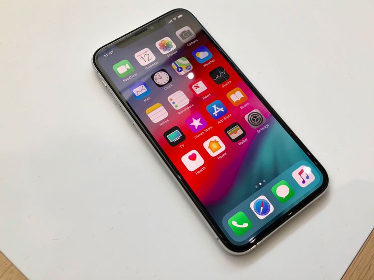 Menggenggam iPhone XS dan iPhone XS Max