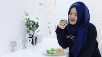 Pemilik nama lengkap Putri Delina Andriany Sutisna ini pencinta sajian manis. Lihat saja gayanya saat melahap macaron bertema Monster Inc dan Minion ini. Foto: Instagram putridelinaa