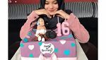 Intip Pose Manis Putri Delina, Anak Sule dengan Makanan Favoritnya