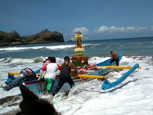 Larung Saji di Blitar Diwarnai Insiden Perahu Terhempas Ombak
