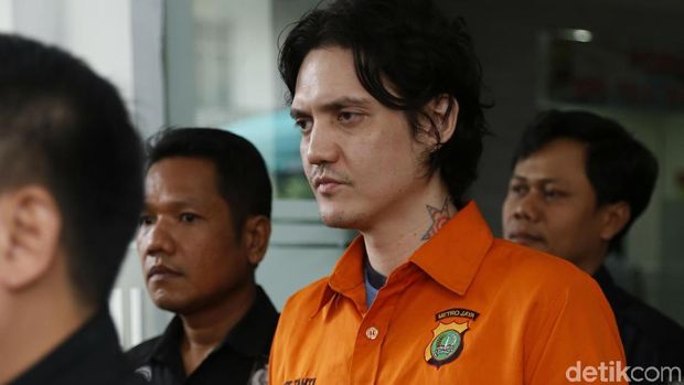 Dia ditangkap saat bersama teman wanitanya