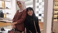 Bergaya bersama sang bunda, ia tampil dengan tas Alma BB dari Louis Vuitton seharga Rp 16,9 juta. Dok. Instagram/amelcarla
