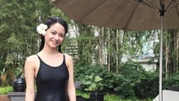 Mengenakan hiasan bunga di telinga, Krestle jadi tambah manis saja saat liburan ke Cebu. (Instagram/@krestledeomampo)