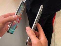 Menggenggam iPhone XS dan iPhone XS Max