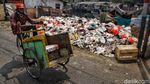Bau! Potret Sampah yang Dibiarkan Bertumpuk di Cilincing