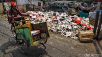 Berbagai jenis sampah itu tampak menggunung di pinggir jalan.