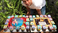 Saat menginjak usia ke 30 pada 5 Maret tahun lalu, Reza mendapat dua buah kue yang istimewa. Keduanya dikelilingi dengan cupcake bertopping cokelat bergambar wajah pemain film My Stupid Boss itu. Foto: Instagram officialpilarez