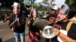 Demo Roy Suryo, Massa Tenteng Perabot Rumah Tangga