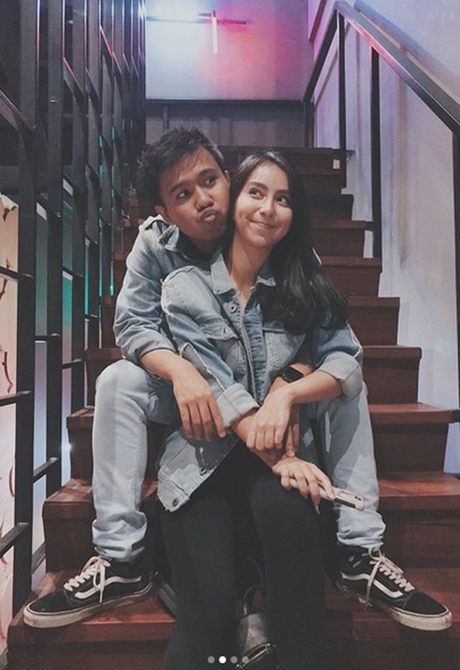 Tak banyak yang tahu jika Joshua Suherman rupanya merupakan penggemar dari wanita yang kini telah menjadi istrinya, Clairine Clay. Joshua mengagumi sosok Clairine yang humoris. Berawal dari melihat meme buatan Clairine, keduanya pun jadi seriing berkomunikasi dan semakin dekat hingga menikah. Foto: Dok. Instagram/clairineclay