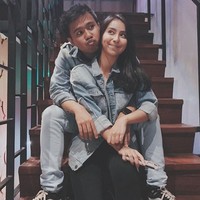 Tak banyak yang tahu jika Joshua Suherman rupanya merupakan penggemar dari wanita yang kini telah menjadi istrinya, Clairine Clay. Joshua mengagumi sosok Clairine yang humoris. Berawal dari melihat meme buatan Clairine, keduanya pun jadi seriing berkomunikasi dan semakin dekat hingga menikah. Foto: Dok. Instagram/clairineclay