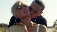 Beragam adegan mesra yang ditunjukan dalam video Overdose. Dok. YouTube/Agnez Mo