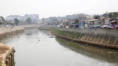 Gubernur Anies Akan Benahi Sungai Ciliwung Seperti Seoul