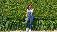 Berpose pakai bando Minnie Mouse (aurakasih/Instagram)