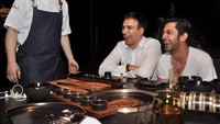 Begini gayanya saat makan bersama salah satu produser kondang, Manoj Punjabi. Mereka terlihat sedang berbincang sambil menunggu beefsteak buatan sang chef matang. Foto: Instagram officialpilarez