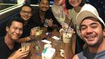 Serunya Ekspresi Reza Rahadian Saat Makan Beefsteak hingga Minum Kopi