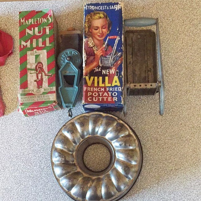 Untuk bisa hidup seperti ibu rumah tangga di tahun 40an, Lydia pun mempelajari sejumlah hal, seperti memanggang kue, memasak, dan menjahit. Tak hanya itu, Lydia dan pasangan pun belajar untuk membetulkan barang sendiri dari pada langsung meminta bantuan seperti orang zaman sekarang. Foto: Instagram @misskittyrouge