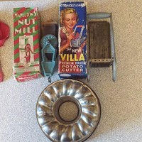 Untuk bisa hidup seperti ibu rumah tangga di tahun 40an, Lydia pun mempelajari sejumlah hal, seperti memanggang kue, memasak, dan menjahit. Tak hanya itu, Lydia dan pasangan pun belajar untuk membetulkan barang sendiri dari pada langsung meminta bantuan seperti orang zaman sekarang. Foto: Instagram @misskittyrouge