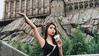 Aku, hogwarts dan butterbeer. Ada yang kurang deh, eh iya kurang kamu, tulis Clay pada postingan fotonya. Ini momen saat Clay traveling ke Osaka, Jepang. Foto: instagram @clairineclay