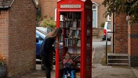 Tak hanya Prancis yang memiliki perpustakaan unik. Sebuah kotak telepon di Long Clawson, Inggris juga disulap menjadi perpustakaan mini nan unik dalam pameran buku internasional di Inggris. Darren Staples/Reuters.