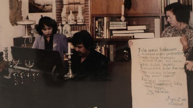 Harry Roesli kala bekerja.