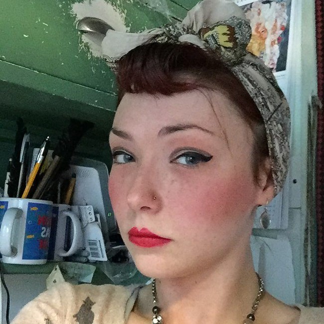 Di malam hari, kami akan membaca atau aku akan menjahit dan memanggang (kue). Aku memanggang setiap hari dan membuat semuanya dari awal, mengikuti resep dari buku masak jadul dengan memberi sentuhan modern, kata wanita 24 tahun itu. Foto: Instagram @misskittyrouge