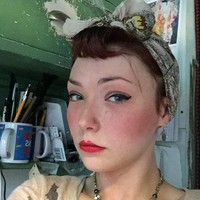 Di malam hari, kami akan membaca atau aku akan menjahit dan memanggang (kue). Aku memanggang setiap hari dan membuat semuanya dari awal, mengikuti resep dari buku masak jadul dengan memberi sentuhan modern, kata wanita 24 tahun itu. Foto: Instagram @misskittyrouge