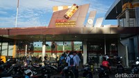 Roti abon gulung yang khas hanya bisa dibeli di toko khusus, baik di kota atau bandara di Papua Barat dan Papua. Toko Hawai Bakery di Bandara Rendani, Manokwari (Masaul/detikTravel)