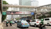 Promisi Asian Para Games terbilang sangat minim bila dibandingkan dengan Asian Games, seperti terlihat disepanjang halte Busway Harmoni sampai GBK hanya ada beberapa umbul-umbul Asian Para Games 2018 tersebut.  