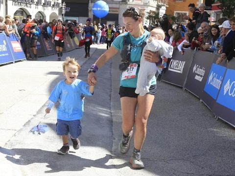 Sophie Power bersama kedua buah hatinya saat melewati garis finis