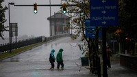 Hebatnya hantaman Badai Florence membuat pemerintah terus meminta kepada yang masih tinggal di beberapa wilayah yang dilewati badai besar tersebut untuk mengungsi. Eduardo Munoz/Reuters.
