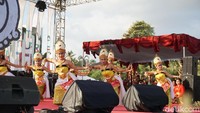 Festival ini bakal menampilkan aneka budaya lokal seperti pertunjukan musik, wayang orang, tari tenun hingga senam yoga tertawa massal. Di hari terakhir ada juga lomba memancing internasional massal dan dimeriahkan pemecahan rekor tari tenun massal. (Aditya Mardiastuti/detikTravel)