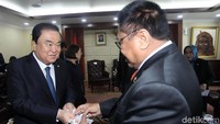 Kedatangan Ketua Parlemen Korea Selatan itu untuk bersilaturahmi sekaligus memperkenalkan dirinya sebagai ketua parlemen yang baru terpilih Bulan Juli 2018 lalu. Momen saat OSO bertukar kartu nama dengan Moon Hee-Sang dalam kunjungannya ke Komplek Parlemen, Jakarta.