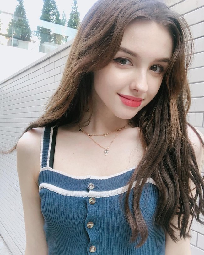 Saking imut dan cantik parasnya, Elina disebut memiliki wajah mirip Barbie. Foto: Instagram