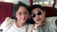 Semoga keduanya masih bisa merayakan anniversary selanjutnya ya dan lekas dapat momongan! Dok. Instagram/anggawijaya88