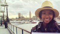 Foto: Berlatarkan Menara Big Ben di Inggris, Lyndsey mengajak para wanita untuk jadi pemimpin dan mengenal coding. (lyndsey360/Instagram)