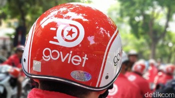 Helm cetok berwarna merah dan putih menjadi atribut khas mitra driver Go-Viet. Foto: Adi Fida Rahman/detikINET