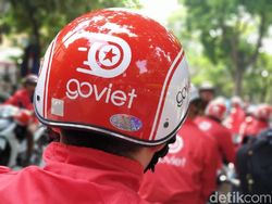 Aksi Abang Ojek Go-Viet Menelusuri Jalanan Hanoi