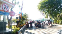 Lokasi perlintasan kereta api ini hampir setiap hari dipadati kendaraan yang akan masuk ke tengah Kota Surabaya/Foto: Deny Prasetyo Utomo