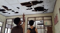 Foto: Atap ruang kelas bocor. Tembok juga sudah hancur. (Isal Mawardi-detikcom)