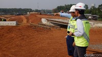 Alat berat terus bekerja untuk merampungkan pembangunan tol.