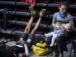 Salut! Wanita Ini Tetap Menyusui Bayinya Saat Lomba Lari 165 Km