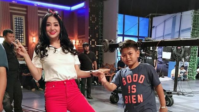 Kebersamaan Dewi Perssik dengan Jagoan Kecilnya, Felice 