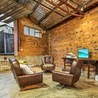 Langit-langit dibuat dengan kesan unfinished untuk memberikan rasa industrial yang kekinian. Begitupun lantai yang tak ditutup dengan marmer atau keramik. Meski begitu, tak mengurangi kesan mewah yang dihadirkan. Foto: Dok. Bored Panda