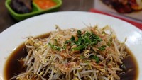 sinya sederhana, lontong  dan tahu diberi topping tauge dan disiram kuah plus sambal peris. Apalagi ditambah kerupuk. Enaknya! Foto : Instagram @e_ndro