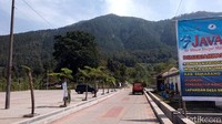 Untuk masuk ke kawasan Gunung Telomoyo, traveler harus membayar tiket masuk sebesar Rp 5.000 per orang. Murah kan? (Eko/detikTravel)