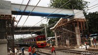 KRL menaikkan dan menurunkan penumpang di Stasiun Tebet, Jumat (14/9/2018).