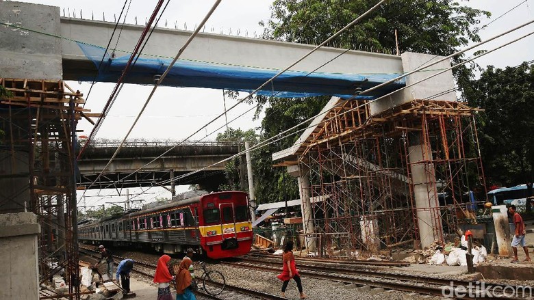 Motor Tertabrak KRL di Tebet, Perjalanan Kereta Terganggu Motor Tertabrak KRL di Tebet, Perjalanan Kereta Terganggu