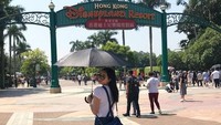 Aura Kasih asyik jalan-jalan ke kawasan Hong Kong Disneyland Resort (aurakasih/Instagram)