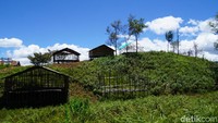 Ada pula perkammpungan baru yang biasa dibangun di bukit-bukit kecil. Bentuk rumahnya adalah Kaki Seribu dan biasanya dibangun menghadap jalan (Masaul/detikTravel)
