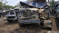Namanya pekerjaan ada risikonya, ini kaki saya tersambar api saat ngelas mobil itu, ungkapnya. Foto: Ridwan Arifin